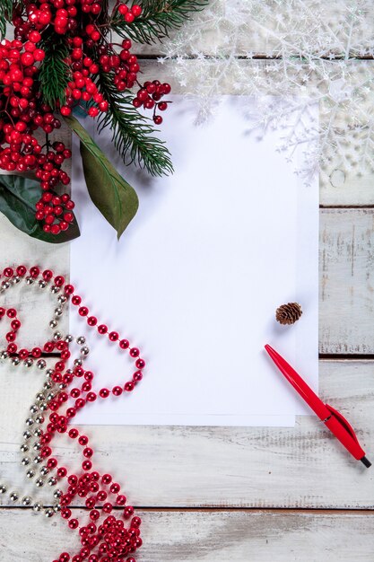 펜 및 크리스마스 장식 나무 테이블에 종이의 빈 시트.