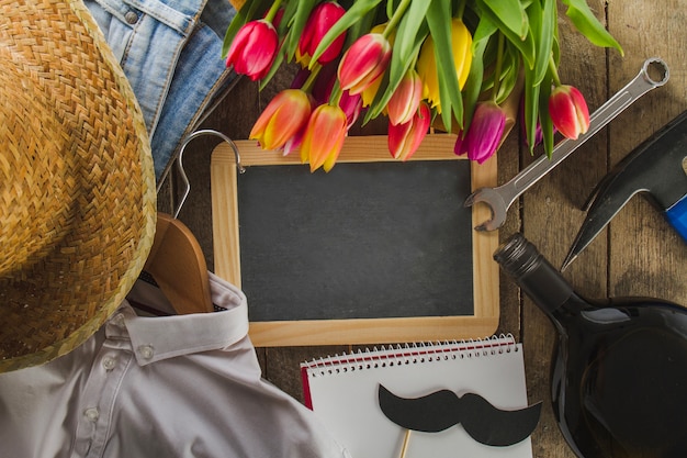 Foto gratuita paletta in bianco con oggetti decorativi per la giornata del padre