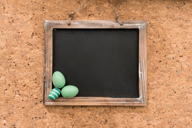 부활절 날에 녹색 계란 빈 슬레이트