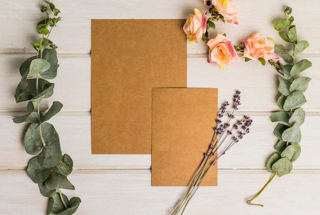 Free photo blank stationery set with flowers and cardboard