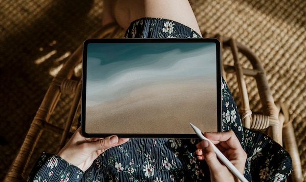 紺色の海と空白のタブレット画面