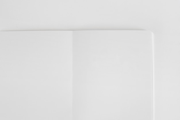 Foto gratuita mockup di libretto bianco vuoto