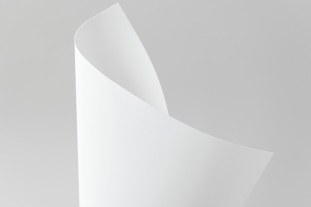 Чистый белый сложенный лист бумаги на сером фоне