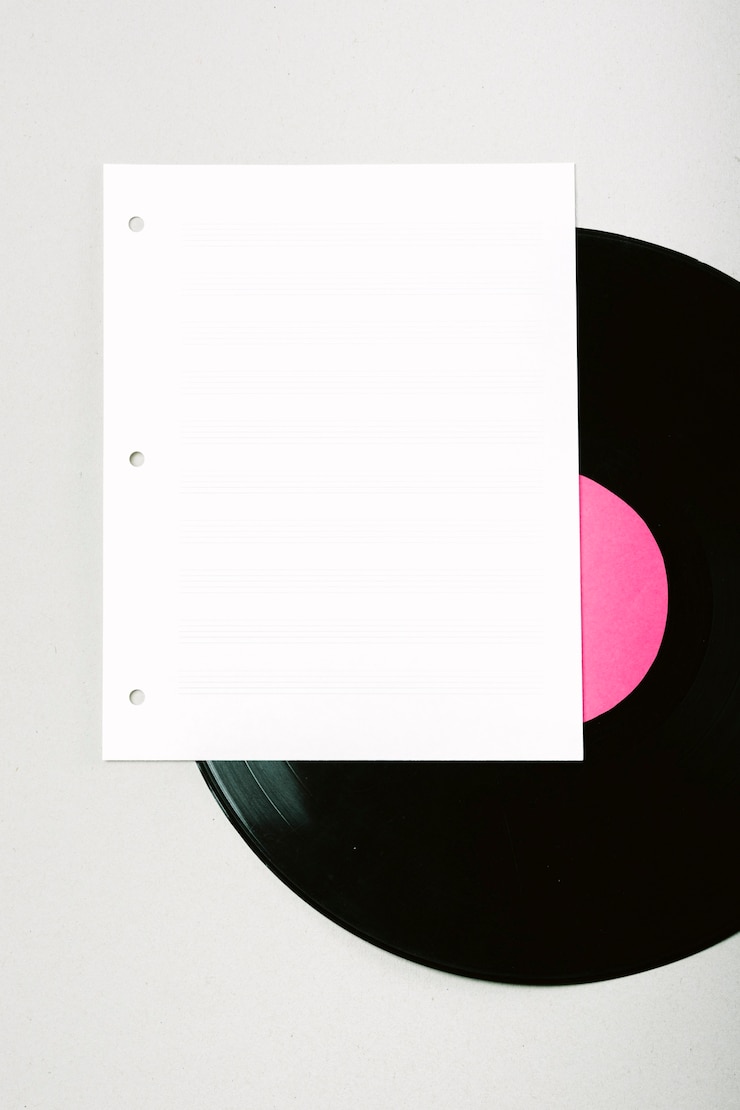 Free Photo blank white page on vinyl record against background
