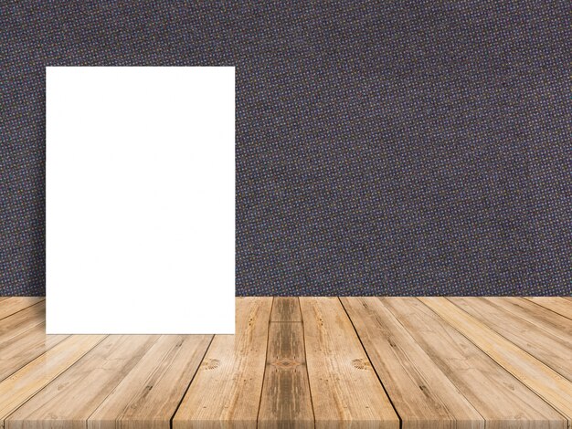 木製の床と紙の壁の空白の白い紙ポスター、コンテンツを追加するためのテンプレートのモックアップ、製品を表示するための横のスペース