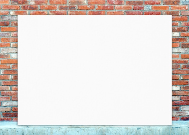 空白​の​白い​ポスター​と​レンガ​の​壁​の​背景