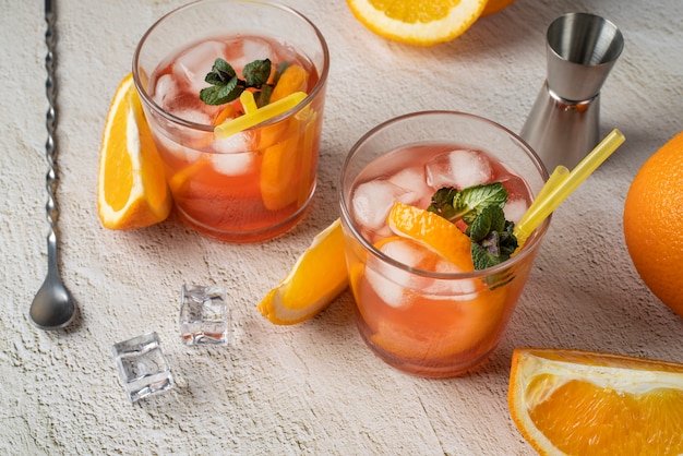 オレンジ色のフルーツとグラスのカクテルのブレンド