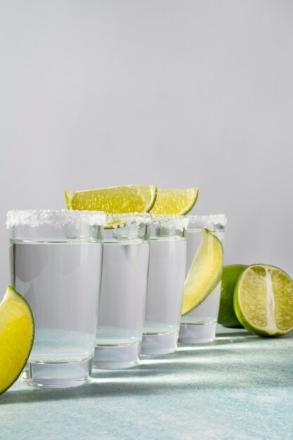 Free photo blend of refreshing cocktails with lime slices