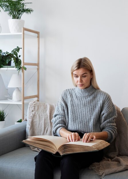 目の見えない人が家で読書