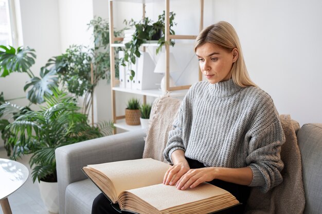 目の見えない人が家で読書