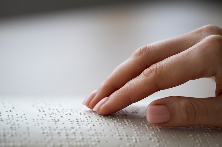 無料Photo 目の見えない人が家で読書