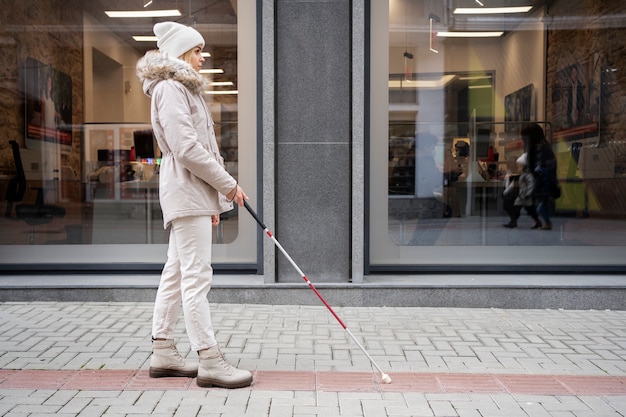無料写真 盲目の棒で街を歩いている盲人