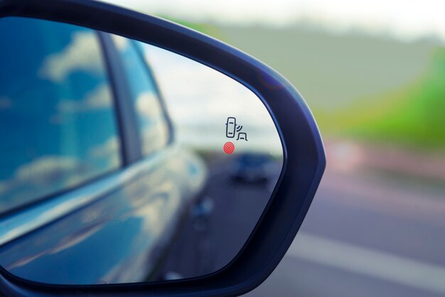 窓の下に黒い線が付いた黄色の車の側面のクローズアップショット 無料の写真