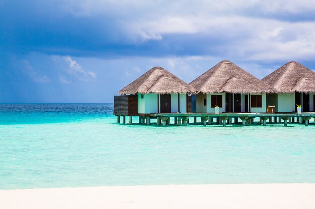 아름다운 몰디브 방갈로의 행복한 샷