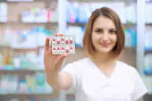 Foto gratuita confezione in blister di pillole in mani femminili