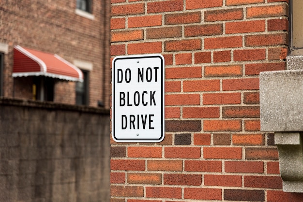 Не блокируйте знак на кирпичной стене