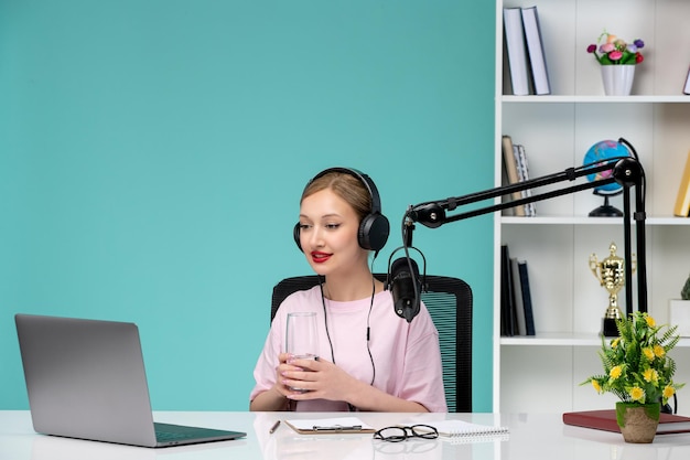 사무실에서 블로거 저널리스트 젊은 귀여운 금발 소녀 컴퓨터 이야기에 비디오를 녹화