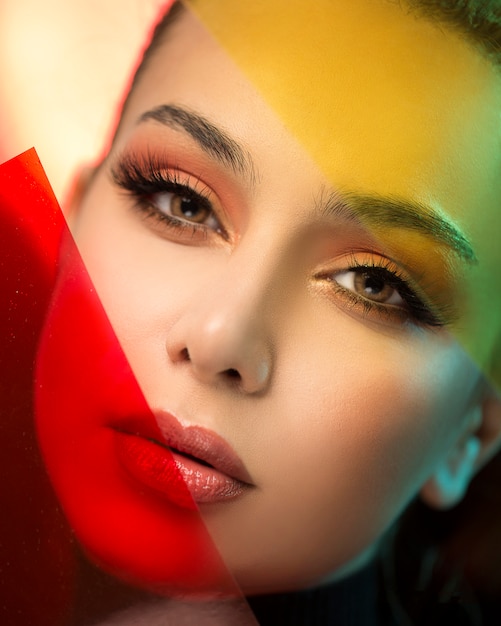 Бесплатное фото Белокурая женская модель в макияже с красными и желтыми акцентами