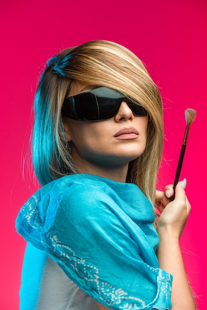 Free photo blond model wearing black sunglasses.