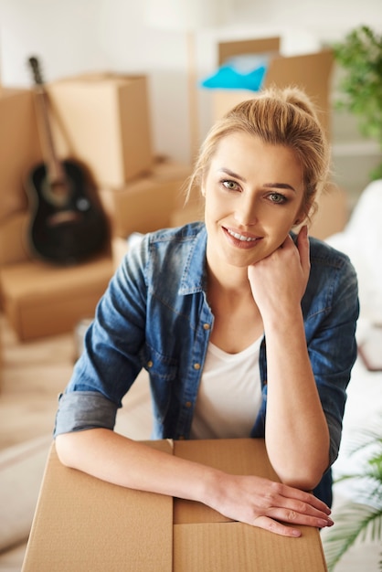 Free photo blond woman hair while moving into house