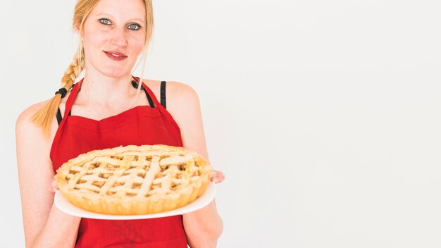 Блондинка женщина с табличкой с яблочный пирог
