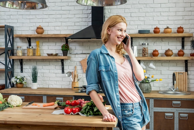 Foto gratuita donna bionda in cucina