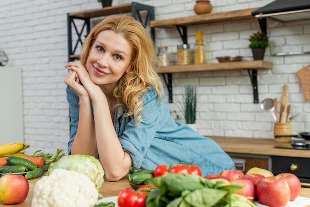 Free photo blond woman in the kitchen