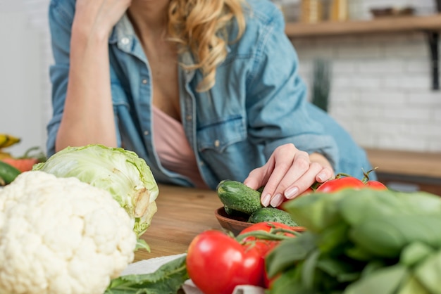 Donna bionda in cucina