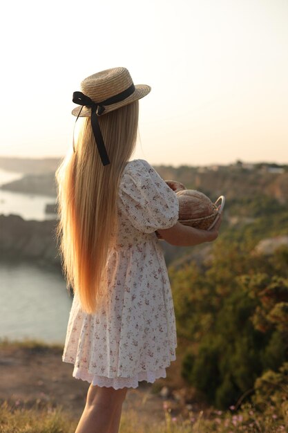 美しい海の景色の裏側の近くのブロンドの女性