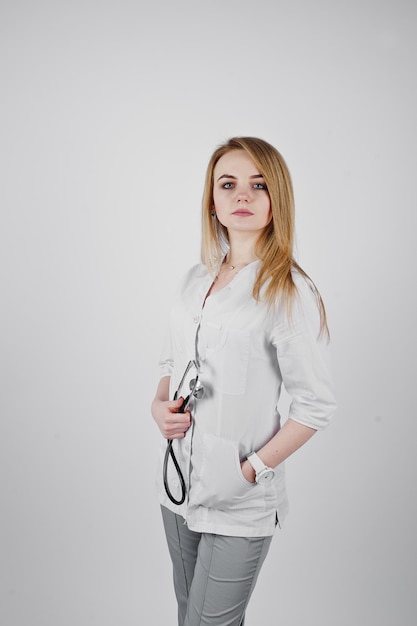 흰색 배경에 고립 된 청진 기 금발 의사 간호사