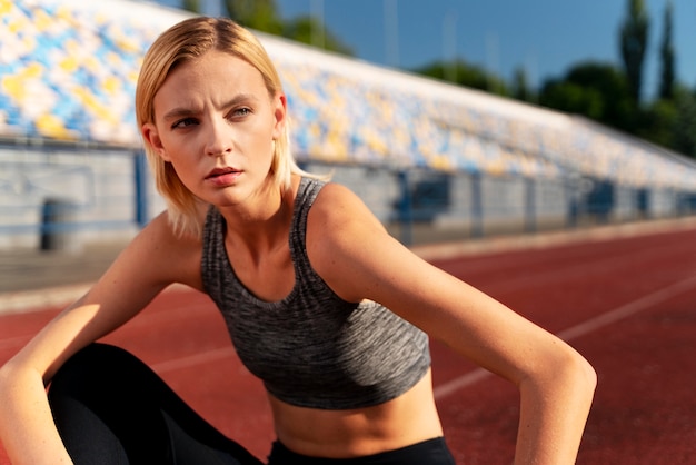 Foto gratuita corridore femminile bionda che prende una pausa