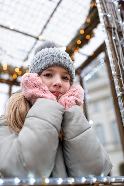 無料写真 彼らのクリスマス休暇に旅行を楽しんでいるブロンドの女の子