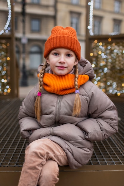 無料写真 彼らのクリスマス休暇に旅行を楽しんでいるブロンドの女の子