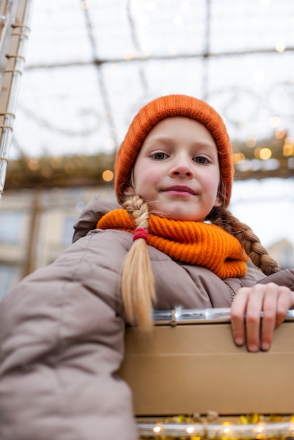 Foto gratuita ragazza bionda che si gode un viaggio durante le vacanze di natale