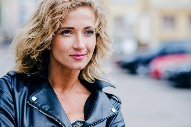 Free photo blonde girl posing outside looking away