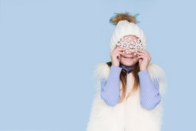 Foto gratuita ragazza bionda che posa con gli occhi dei fiocchi di neve