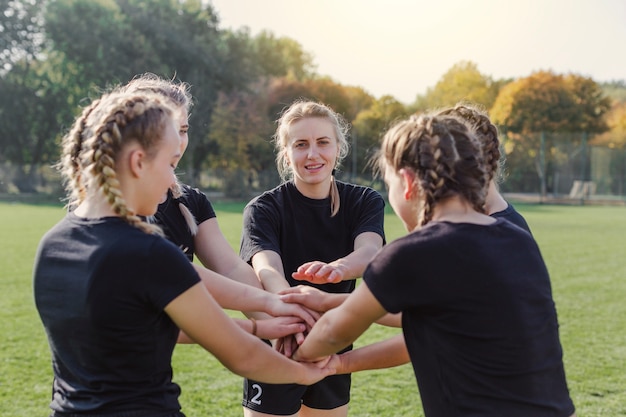 Foto gratuita ragazze bionde che uniscono le mani