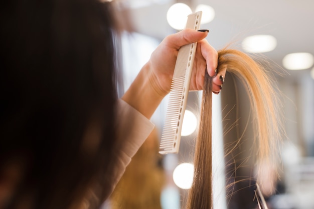 Foto gratuita capelli biondi essere spazzolati