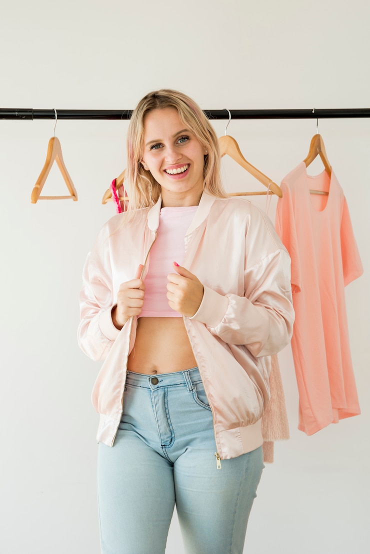 Free Photo blonde influencer posing