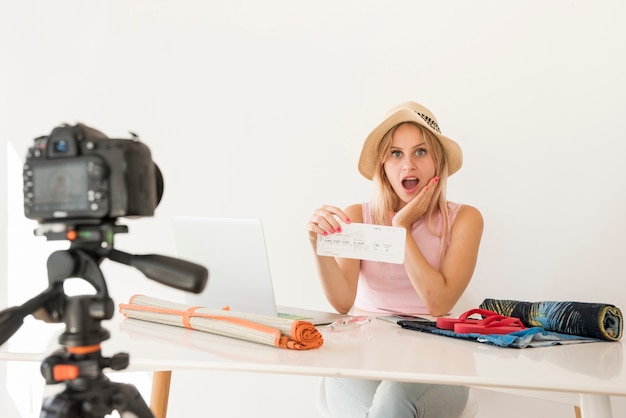 Influencer biondo che registra video di vacanze