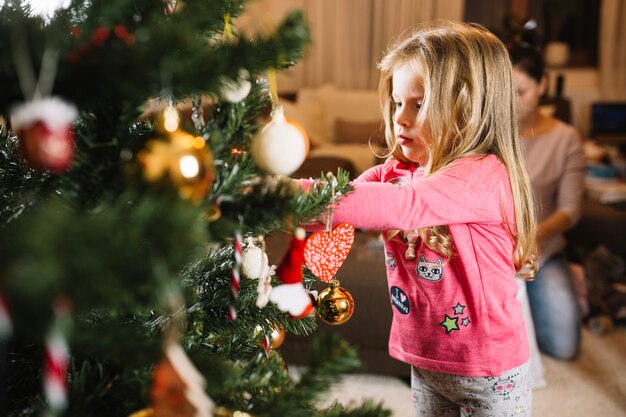 ブロンドの子供を飾るクリスマスツリー