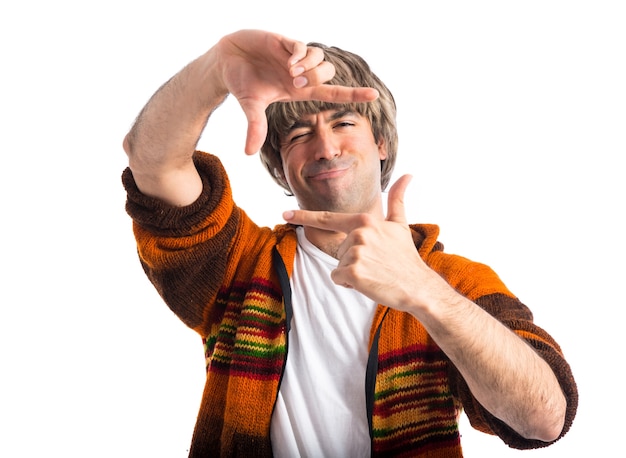 Free photo blonde man focusing with his fingers