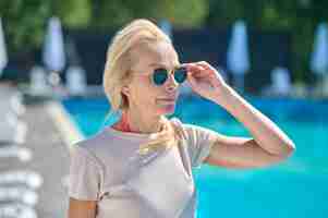 Free photo blonde mid aged woman in sunglasses