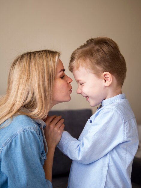 彼女のかわいい若い男の子にキス金髪の母