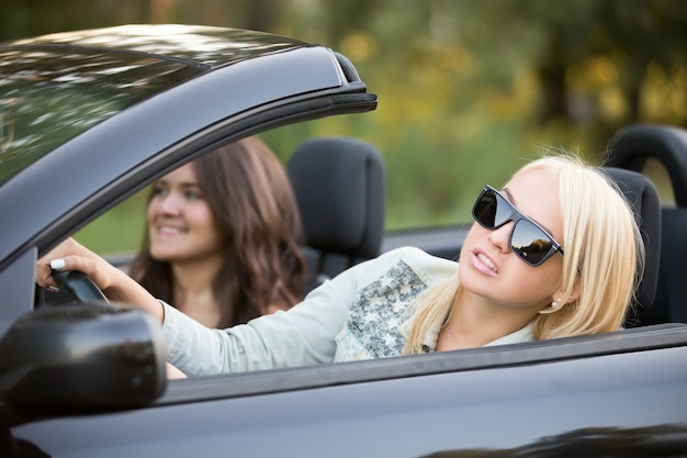 ブロンドのティーンは彼女のコンバーチブルを運転します