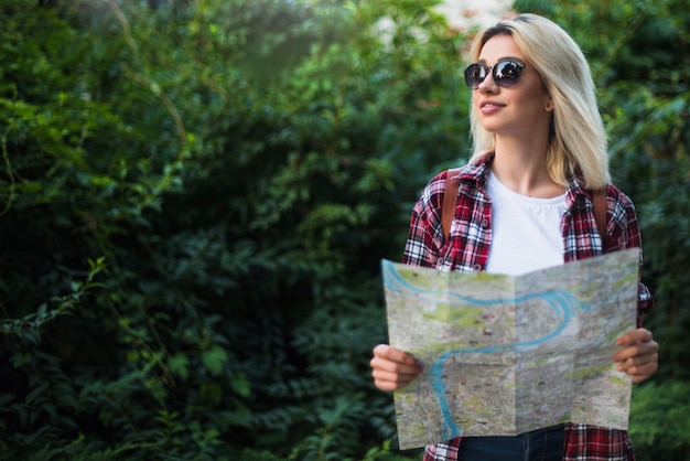 Foto gratuita turista bionda con mappa