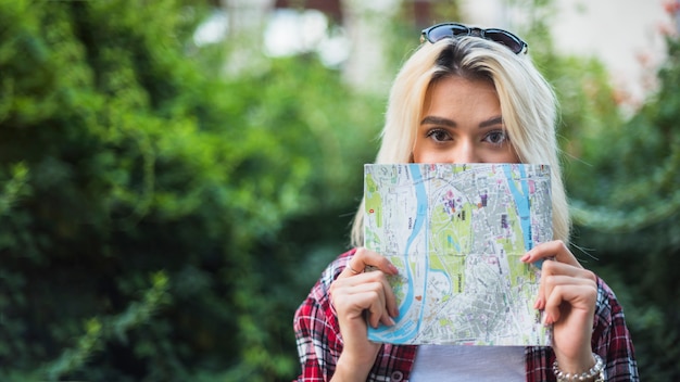 Foto gratuita turista bionda con mappa