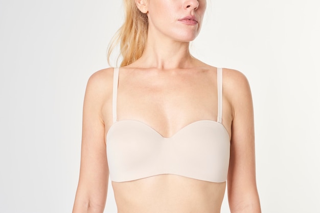 Donna bionda in un modello di reggiseno senza fili beige