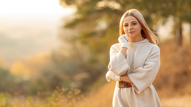 Foto gratuita donna bionda che gode della luce solare