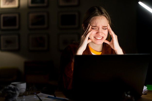 Donna bionda che sembra sollecitata allo scrittorio